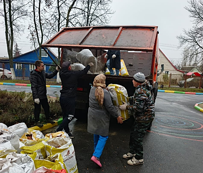 Единоросс в рамках партпроекта «Чистая страна» помог детскому саду в уборке территории