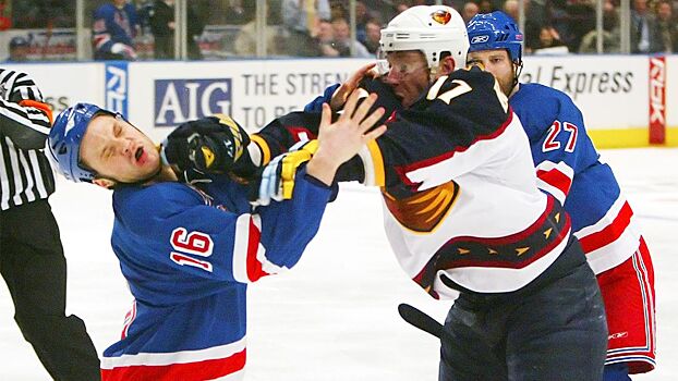 Знаменитая драка русского хоккеиста Ковальчука. Он разбил лицо канадцу, наказав его за провокации: видео из 2007-го