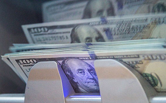 Центробанк купил валюту на 2,4 млрд рублей