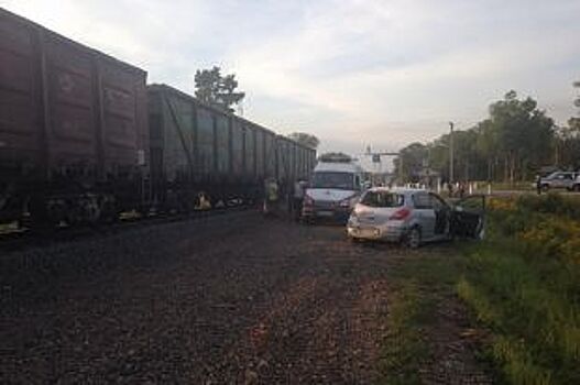 На переезде под Неманом поезд протаранил легковой автомобиль