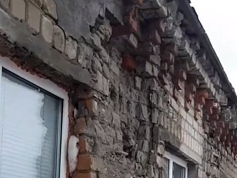 Жители Саратова выложили в соцсети видео битого кирпичами автомобиля