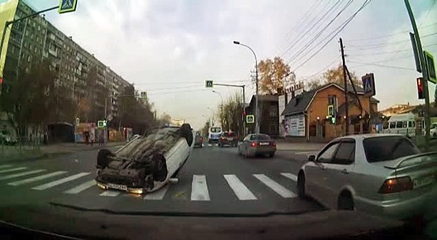 Эпичная авария с перевернувшейся «Тойотой» на Никитина попала на видео