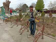 Сельские активисты под Анапой строят декоративный мост и изготавливают лавочки для отдыха