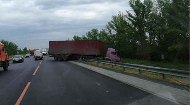 В Самарской области пострадал пассажир перевернувшейся в кювет легковушки