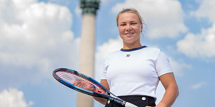 Шнайдер – самая молодая теннисистка, выигравшая за один сезон турниры WTA на всех покрытиях, после Возняцки в 2009-м