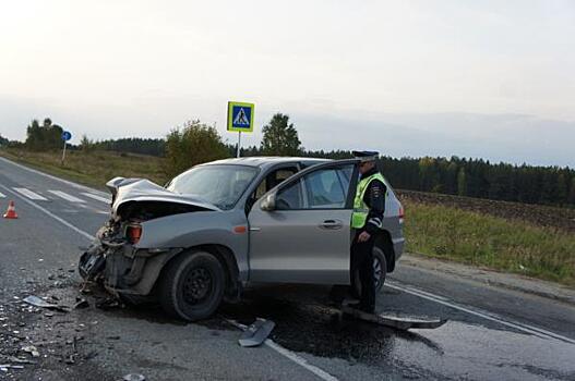 «Отвлекся на телефон». В Свердловской области во время аварии погиб человек, трое ранены