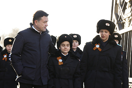 Воробьев вместе с кадетами из Лобни возложил цветы к Вечному огню в Москве