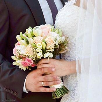 Как сэкономить на свадьбе: англичанка вышла замуж в платье, сшитом из кусков ткани