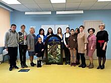 В мариупольскую школу доставили уникальный витраж из собранных на местах боев стекол