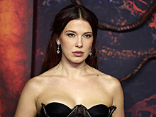 Милли Бобби Браун и Джейка Бонджови засняли на улице с усыновленной дочкой