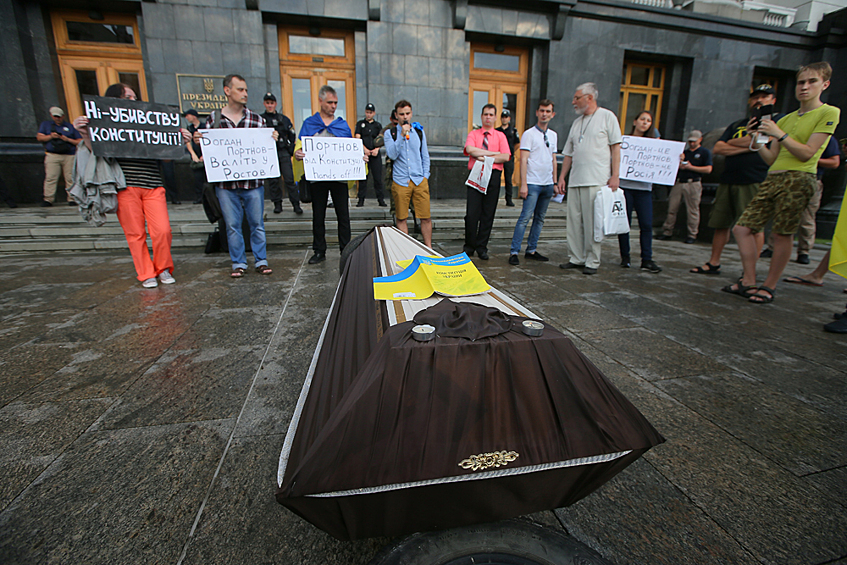 Они собрались у здания администрации президента Украины в знак протеста против указов Владимира Зеленского. 