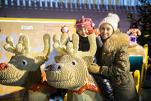 Илана Юрьева, Мария Кожевникова и другие звезды с детьми приняли участие в семейном праздник LEGO на ГУМ-катке