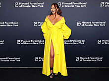 Крисси Тейген в ярко-желтом платье появилась на благотворительном вечере в Нью-Йорке