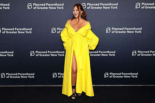 Крисси Тейген в ярко-желтом платье появилась на благотворительном вечере в Нью-Йорке
