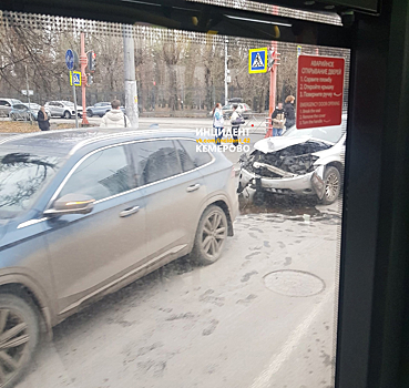 Собралась пробка: иномарки жестко столкнулись на проспекте Ленина в Кемерове
