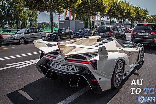 Кремовый Lamborghini Veneno Roadster замечен на улице