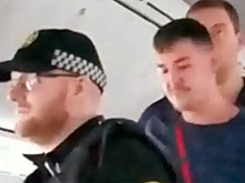 Буйный пассажир самолета оплевал попутчиков и подрался со стюардессой