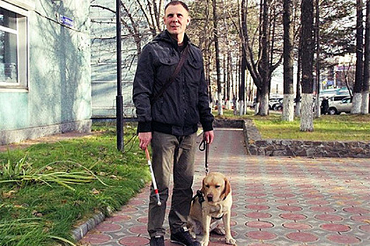 Пришедшего поужинать слепого россиянина отказались впустить в кафе