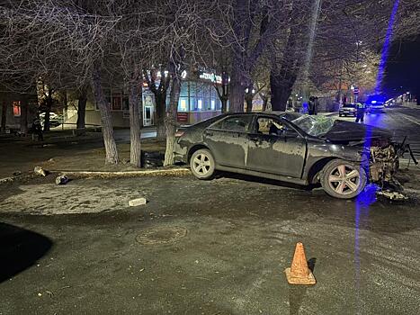 В Орске водитель Toyota на скорости влетел в дерево
