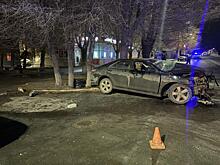 В Орске водитель Toyota на скорости влетел в дерево