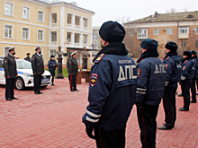 Начальник ГУ МВД России по Волгоградской области наградил инспекторов ДПС, задержавших пытавшегося скрыться нарушителя