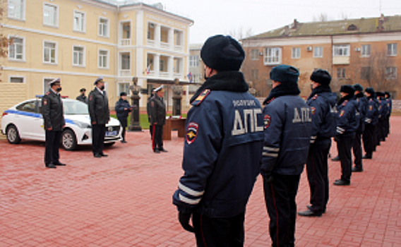 Начальник ГУ МВД России по Волгоградской области наградил инспекторов ДПС, задержавших пытавшегося скрыться нарушителя