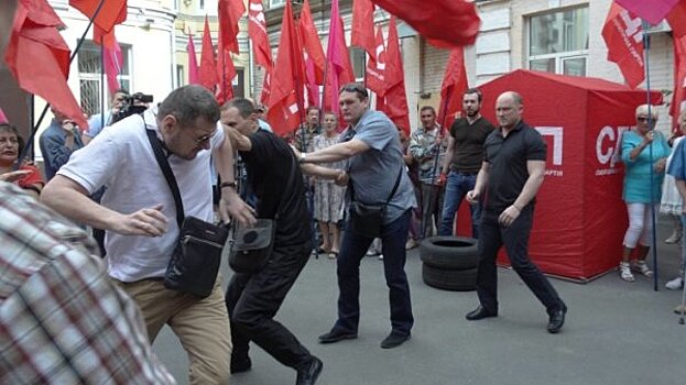 Мосийчук вспомнил старое: депутаты Рады устроили драку перед зданием суда в Киеве