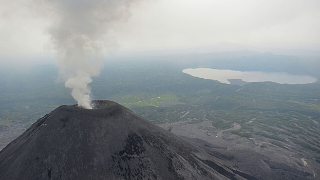 На Камчатке вулкан Карымский выбросил столб пепла высотой 11 км