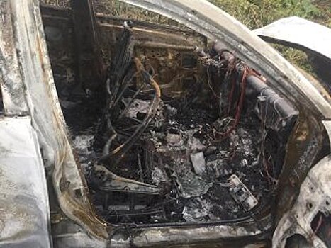 В Башкирии в результате ДТП загорелся автомобиль, внутри находились люди