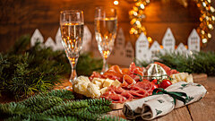 Как собрать новогодний стол за 5 минут: идеальные пары к игристым винам