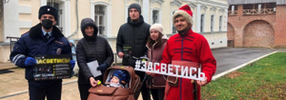 Сотрудники подмосковной Госавтоинспекции проводят беседы с пешеходами в местах культурного наследия