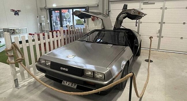 Легендарное купе DMC DeLorean продается в «блошином» магазине