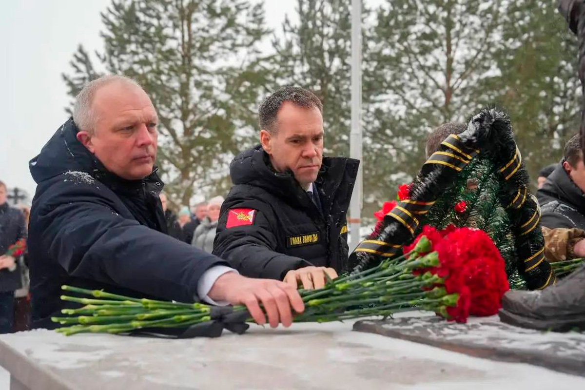 Глава Вологды Сергей Жестянников почтил память погибших участников СВО на Аллее героев в преддверии Дня защитника Отечества