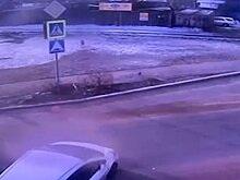 Севший за руль подросток сбил стоявшего на остановке школьника и попал на видео