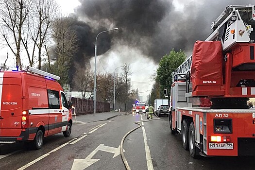 Пожарные заявили об угрозе взрыва в ангаре на юге Москвы 