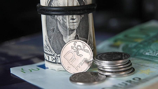 В РФ введут допмеры для сокращения операций банков в долларах и евро