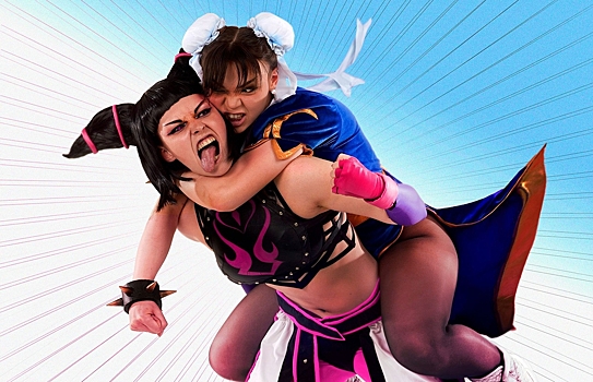 Бой между девушками — косплей на Чунь Ли и Джури из Street Fighter