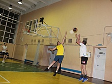 Работники «Уральской кузницы» проверили навыки игры в стритбол