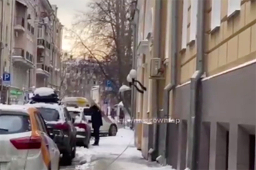 В Москве коммунальщик закрыл собой автомобили от падающего с крыши снега