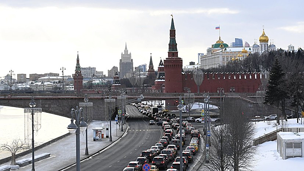 МЧС предупредило о сильном ветре и гололедице в Москве