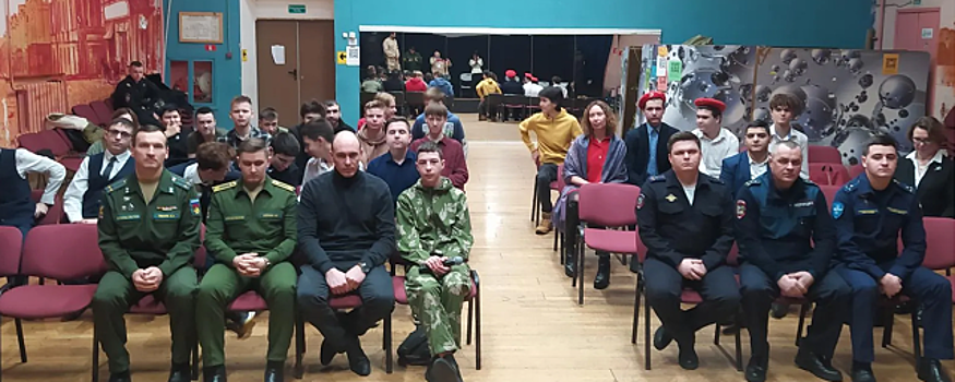 В Щелкове для школьников устроили встречу с полицейским, спасателем, журналистом и военным