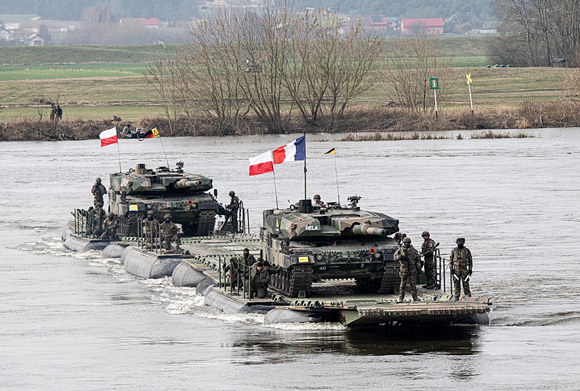 Французские танки форсируют реку Висла