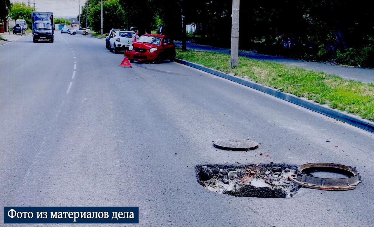 Курянин отсудил 279 тысяч рублей за повреждённое из-за открытого люка авто