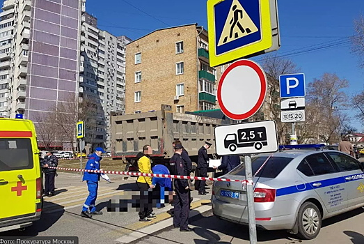 Грузовик задавил мужчину на "зебре" в центре Москвы