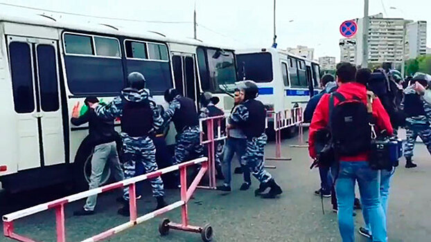 Полиция и Росгвардия проводят рейд против нелегальной миграции в ТЦ «Москва»: видео