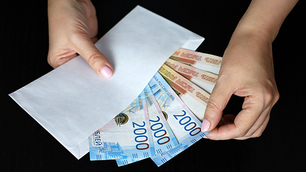 Власти обсуждают меры по сокращению числа получающих зарплату «в конвертах»