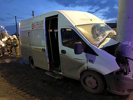 Пассажирская маршрутка в Омске врезалась в столб. Есть пострадавшие