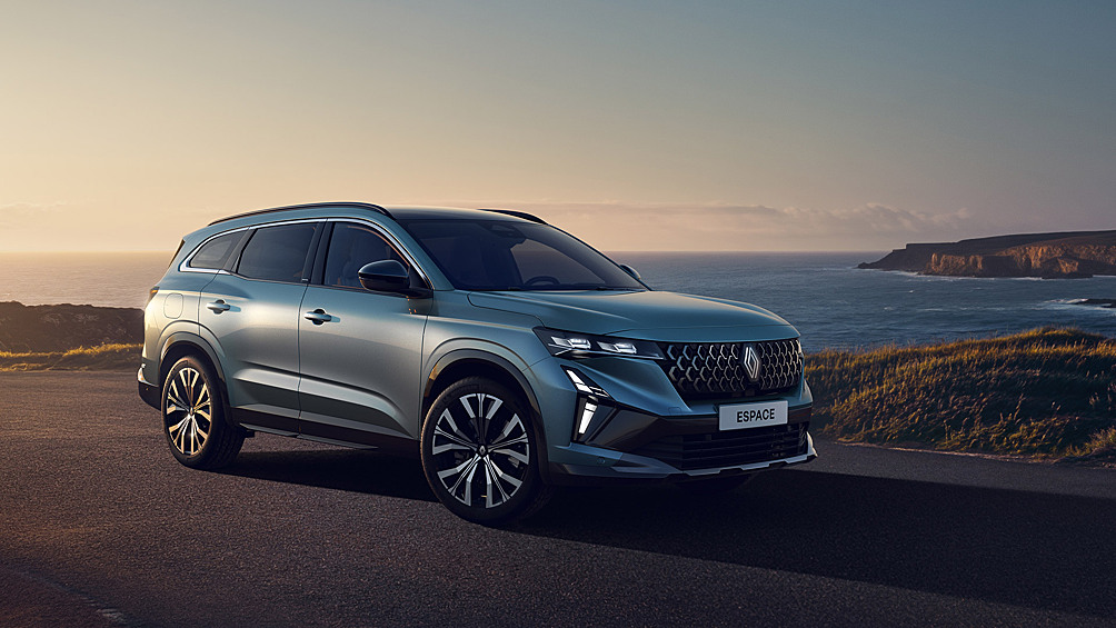 Кроссовер Renault Espace подвергли плановому обновлению. Рестайлинговая модель получила оформление кузова в стиле актуальных автомобилей марки, а также обзавелась расширенным оснащением. Силовые агрегаты не поменялись.