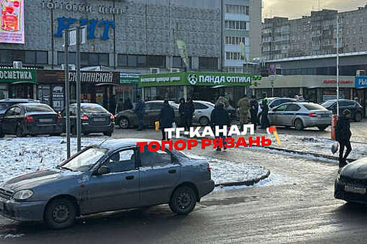 В Рязани легковой автомобиль протаранил салон оптики