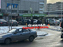 В Рязани легковой автомобиль протаранил салон оптики